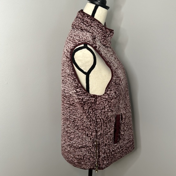 Thread & Supply Women’s Red/Burgundy Soft Shell/Sherpa Reversible Vest Sz M - Picture 5 of 7